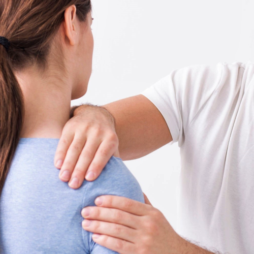 Parietale Osteopathie - Frau an Schulter behandelt